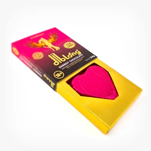 Este prezentat un pachet viu colorat de DIBLONG ENERGY CHOCOLATE pentru LADY. Pachetul conține o ilustrație stilizată și un text vibrant, parțial lizibil ca „Cocolată energetică”. O ciocolată în formă de inimă, învelită în folie roz, care sugerează calitățile sale premium afrodiziace, concentrate pentru orgasm intens și libido crescut pentru femei, este parțial scoasă din ambalaj.