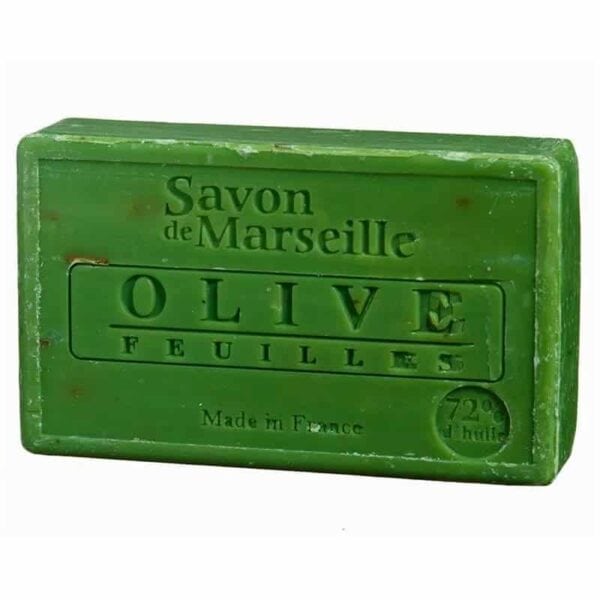 Un săpun dreptunghiular verde cu textul „Savon de Marseille” în partea de sus, „Săpun Natural Marseilles cu Frunze de Măslin” în mijloc și „Made in France” în partea de jos. Săpunul este 72% ulei și are imperfecțiuni minore de suprafață. Experimentați autenticitatea Săpun Natural din Marsilia.