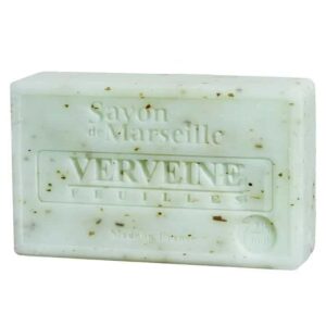 Un baton dreptunghiular de săpun verde deschis cu pete de material vegetal, în relief cu „Savon de Marseille”, „VERVEINE”, „FEUILLES” și „Made in France”. Acest Săpun Natural Marseilles cu Frunze de Verbena oferă frunze de verbenă pentru o experiență revigorantă, botanică.