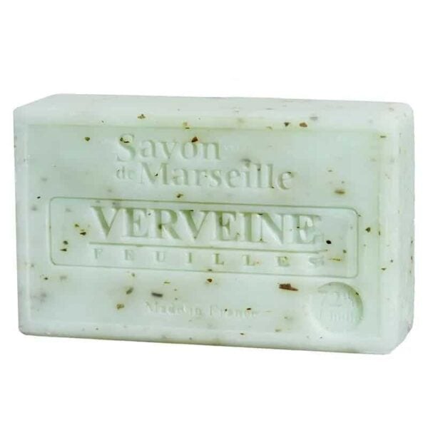 Un baton dreptunghiular de săpun verde deschis cu pete de material vegetal, în relief cu „Savon de Marseille”, „VERVEINE”, „FEUILLES” și „Made in France”. Acest Săpun Natural Marseilles cu Frunze de Verbena oferă frunze de verbenă pentru o experiență revigorantă, botanică.