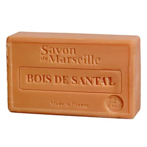 Un săpun dreptunghiular bej etichetat „Săpun Natural Marseilles cu Lemn de Sandal” are înscris în centru „Bois de Santal”. Textul include „Made in France” și „72% d’huile”, indicând conținutul său de ulei, prezentând un design simplu.