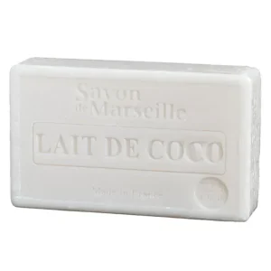 O bară albă dreptunghiulară de săpun natural, în relief cu textul „Savon de Marseille LAIT DE COCO Made in France” pe față. Săpun Natural Marseilles cu Lapte de Cocos are o textură netedă și margini ușor rotunjite.