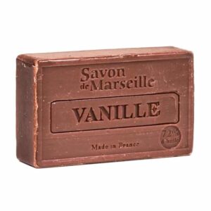 Un baton dreptunghiular de Săpun Natural Marseilles cu Vanilie cu o etichetă în relief pe care scrie „Savon de Marseille VANILLE”, „Made in France” și „72% d’huile”. Săpunul are o culoare maro bogată, indicând un miros de vanilie.