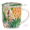 O cană din ceramică colorată, cunoscută sub numele de Ceașcă pentru Ceai cu Infuzor, Buddha Paradise, vine cu un capac și o lingură asortate. Cana prezintă un design vibrant al Paradisului lui Buddha, împodobit cu frunziș verde și modele florale complicate în nuanțe strălucitoare de portocaliu și galben, pe un fundal deschis.