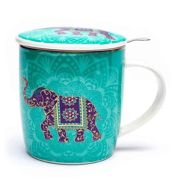 Ceașcă pentru Ceai cu Infuzor, Elefant Indian este o cană din ceramică de culoarea ceaiului, cu un design ornamentat de elefant violet și auriu pe față, perfectă pentru momentele tale de ceai. Vine cu un capac asortat împodobit cu același model de elefant și o lingură mică de metal înfiptă prin bucla capacului. Fundalul prezintă un design complicat asemănător unei mandale.