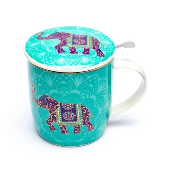 Ceașcă pentru Ceai cu Infuzor, Elefant Indian este o cană din ceramică ceai cu capac, ambele împodobite cu ilustrații complicate de elefant violet și modele decorative. Cana, cu un maner alb, include o lingura mica argintie ascunsa sub capac, fiind perfecta pentru a savura ceaiul tau preferat.