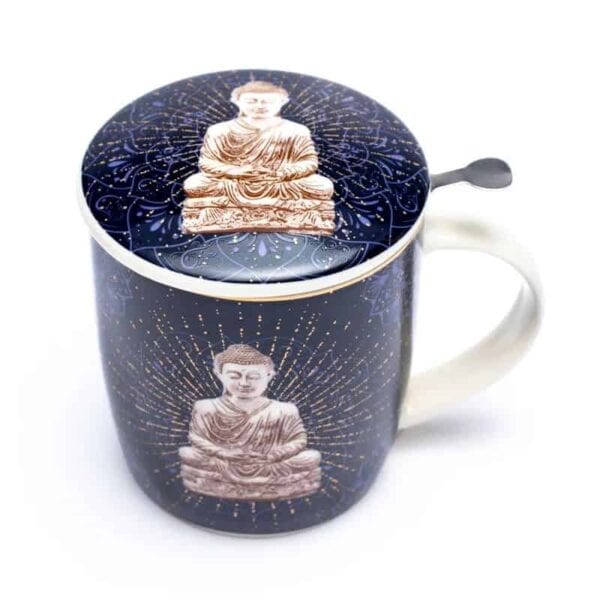 Ceașcă din ceramică albastră pentru Ceai cu Infuzor, Buddha Albastră, vine cu un capac asortat și prezintă un design complex al lui Buddha în tonuri aurii. Designul se repetă frumos atât pe cană, cât și pe capac, înconjurat de un model de raze aurii. O lingură mică se sprijină convenabil pe mânerul cănii, făcându-l perfect pentru amestecarea ceaiului.