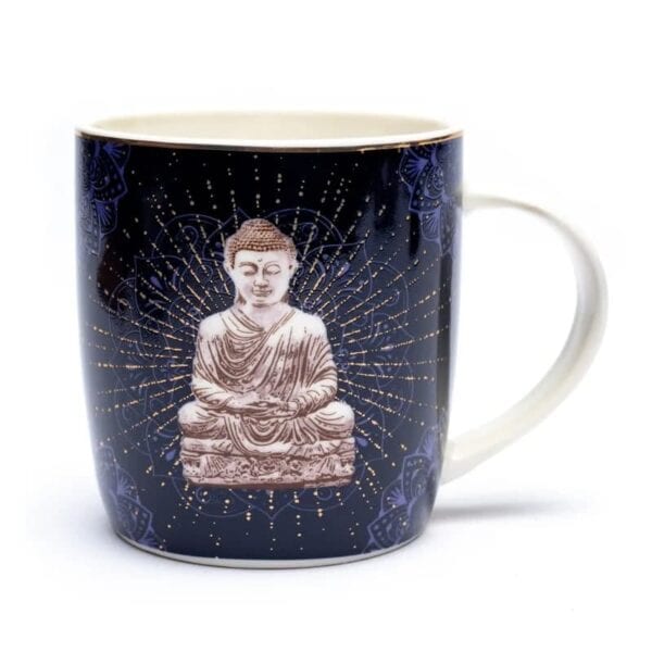 O ceramică Ceașcă pentru Ceai cu Infuzor, Buddha Albastră, cu o reprezentare artistică a unui Buddha așezat în alb pe un fundal întunecat. Cana este împodobită cu modele complicate în nuanțe aurii și violet, are un interior alb și include un mâner pe partea dreaptă.