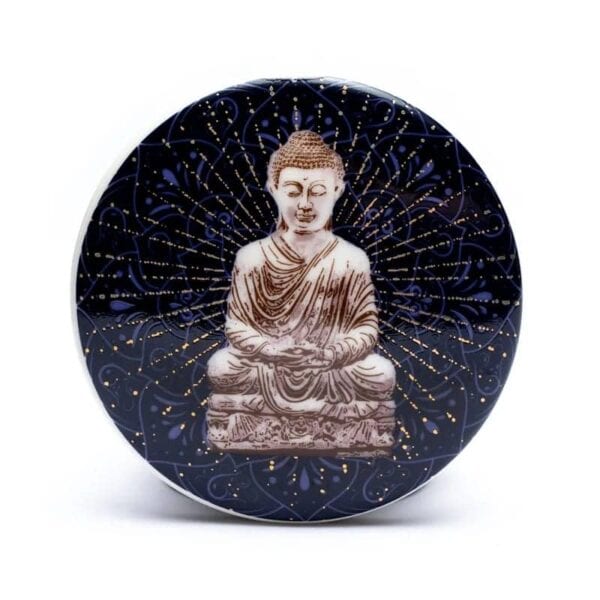 O „Ceașcă pentru Ceai cu Infuzor, Buddha Albastră” rotundă și decorativă prezintă o imagine complicată a unui Buddha așezat în meditație. Buddha este centrat pe un fundal albastru închis împodobit cu modele simetrice aurii și albe care radiază din spatele figurii, creând o ambianță senină, perfectă pentru a-ți însoți ceașcă de ceai.