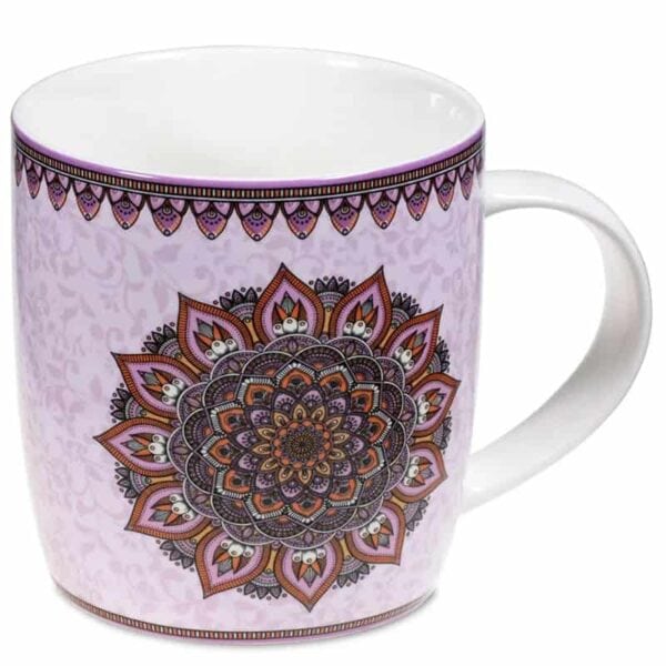 Ceramica albă Ceașcă pentru Ceai cu Infuzor, Mandala Violetă prezintă un design de mandală elaborat și colorat pe un fundal de lavandă deschis. Modelele complicate ale mandalei prezintă nuanțe de portocaliu, violet și negru, completate de un chenar decorativ în partea superioară a cupei.