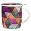 Ceașcă pentru Ceai cu Infuzor, Puzzle este o ceașcă de ceai din ceramică albă, cu mâner, cu un design vibrant mozaic de triunghiuri cu modele complicate în nuanțe de violet, portocaliu, ceai și verde. Vine cu un capac asortat și o lingură de metal atașată pentru o experiență perfectă a ceaiului.