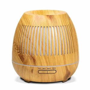 Difuzorul de Aromă Ultrasonic Gaia Natural are un design cu aspect de lemn, cu fante verticale care permit luminii să strălucească. Are butoane în față pentru setările timpului de aburire (1H, 3H, 6H) și alimentare (ON, OFF). Acest difuzor modern are un finisaj natural.