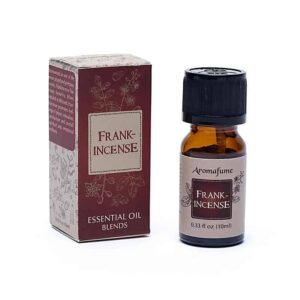 O sticlă mică maro etichetată „Blend De Uleiuri Esențiale Din Rășină De Tămâie Aromafume”, care conține 0,33 fl oz (10 ml) de rășină de tămâie, stă lângă cutia sa potrivită. Cutia este maro și bej, cu modele florale și text care detaliază informații despre produs.