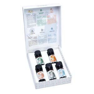 Un set de cinci sticle Aromafume Uleiuri Esențiale Feng Shui este expus într-o cutie deschisă. Capacul cutiei are descrieri detaliate ale fiecărui ulei, etichetate în funcție de elementele Feng Shui: Pământ, Metal, Apă, Lemn și Foc. Fiecare sticlă are o etichetă distinctă corespunzătoare elementului său.