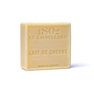 Este prezentat Săpun Natural de Marseille cu Lapte de Capră, un săpun bej, dreptunghiular. Este în relief cu textul „1802 LE CHATELARD”, „LAIT DE CHEVRE” și „MADE IN FRANCE”. Făcut cu lapte de capră, săpunul pare să stea vertical pe o suprafață albă.