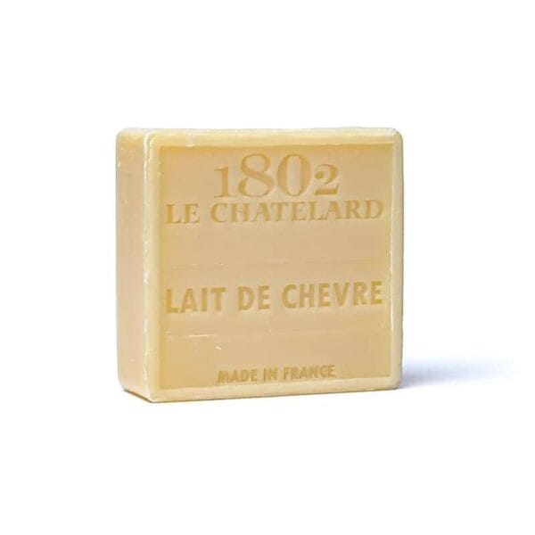 Este prezentat Săpun Natural de Marseille cu Lapte de Capră, un săpun bej, dreptunghiular. Este în relief cu textul „1802 LE CHATELARD”, „LAIT DE CHEVRE” și „MADE IN FRANCE”. Făcut cu lapte de capră, săpunul pare să stea vertical pe o suprafață albă.