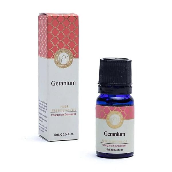 O sticlă mică, albastră, cu un capac negru etichetat „Ulei Esențial Pur de Geranium Song of India, Pelargonium Graveolens, 10ml 0,34 fl oz”, se află lângă cutia de ambalaj albă și roșie care o însoțește.