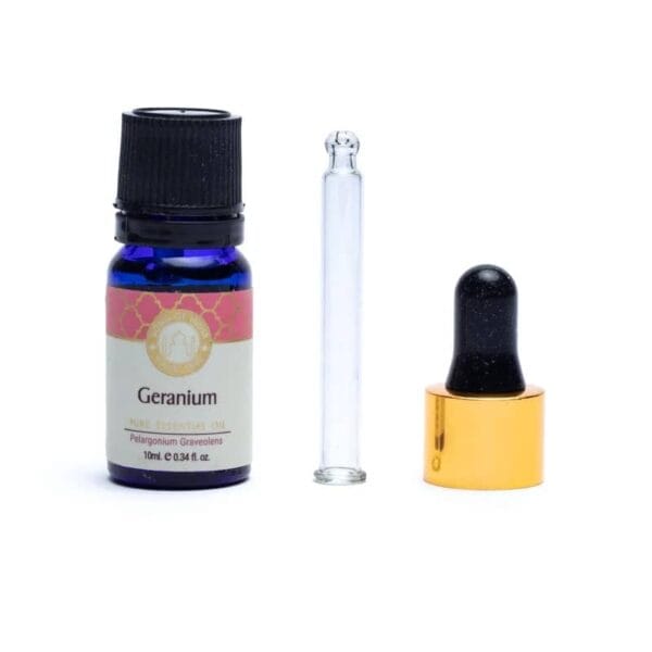 O sticlă de 10 ml de Ulei Esențial Pur de Geranium cu eticheta „Song of India” cu corp albastru se află lângă două componente picurătoare: una cu un bec de cauciuc negru și guler auriu, iar cealaltă cu o pipetă subțire de sticlă. Elementele sunt afișate pe un fundal alb.