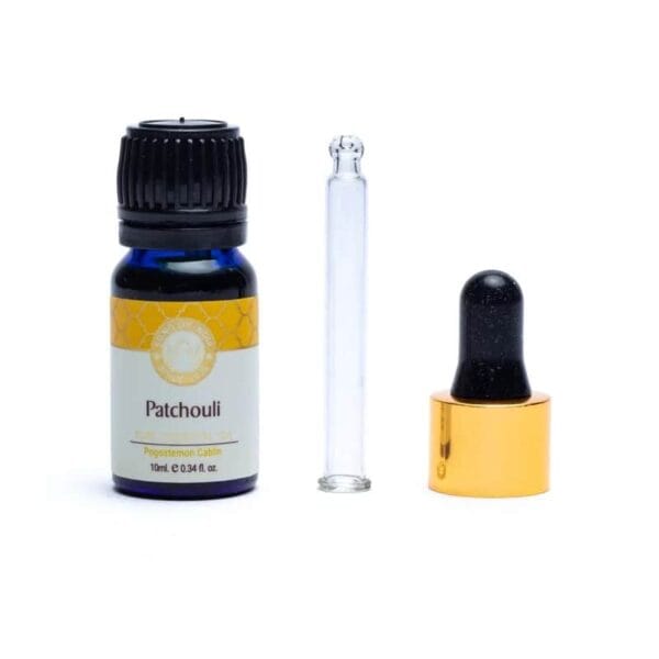 O sticlă de 10 ml de Ulei Esențial de Patchouli Song of India, împodobită cu etichetă neagră și galbenă, este poziționată lângă un picurător de sticlă nefolosit și un capac de picurare separat, negru și auriu, pe un fundal alb. Acest ulei esențial rafinat promite liniște aromatică.