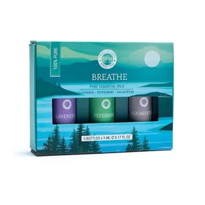 Un set de cutie cu eticheta „Set pentru Aromaterapie cu Uleiuri Esențiale Breathe” care conține trei sticle de 5 ml de uleiuri esențiale pure: lavandă, mentă și eucalipt. Ambalajul prezintă un design cu tematică natură cu copaci și un peisaj senin în nuanțe de albastru și verde, perfect pentru o experiență de Aromaterapie.