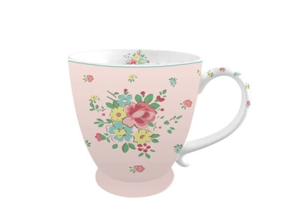 Cană din Porțelan Abby, de 430 ml, este o cană din ceramică roz cu bază curbată și design floral. Florile, în nuanțe de roșu, galben și verde, prezintă frunze și muguri mici. Manerul are si un model floral. Interiorul cănii este alb, cu un mic imprimeu floral lângă margine.