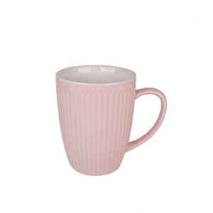 A Cană din Porțelan LOVE în Culoare Roz Pastelat, 325 ml cu Linguriță featuring vertical ridges and a curved handle. Interiorul cănii este alb, oferind un contrast izbitor cu exteriorul roz pastel. Această cană are un design simplu, dar elegant, făcându-l perfect pentru băuturi calde.