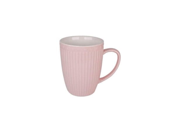 A Cană din Porțelan LOVE în Culoare Roz Pastelat, 325 ml cu Linguriță featuring vertical ridges and a curved handle. Interiorul cănii este alb, oferind un contrast izbitor cu exteriorul roz pastel. Această cană are un design simplu, dar elegant, făcându-l perfect pentru băuturi calde.