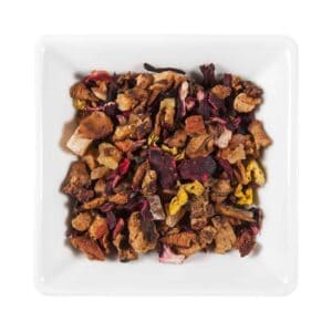 O vedere de aproape a unui bol pătrat alb umplut cu un amestec vibrant de fructe uscate și flori, inclusiv bucăți de măr, piersici (piersici), petale de hibiscus și alte ingrediente uscate asortate. Compoziția este variată ca textură și culoare. Acest sortiment încântător este nimeni altul decât Amestec Fructe cu Piersici.