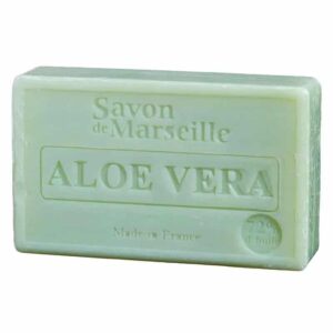 Un baton dreptunghiular de săpun verde etichetat „Săpun Natural Marseille cu Aloe Vera”. Textul mai spune „Made in France” și are un marcaj suplimentar care indică greutatea acestuia, 200g. Acest Savon de Marseille are o suprafață netedă, ușor lucioasă.