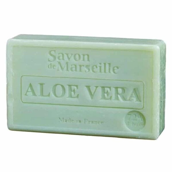 Un baton dreptunghiular de săpun verde etichetat „Săpun Natural Marseille cu Aloe Vera”. Textul mai spune „Made in France” și are un marcaj suplimentar care indică greutatea acestuia, 200g. Acest Savon de Marseille are o suprafață netedă, ușor lucioasă.